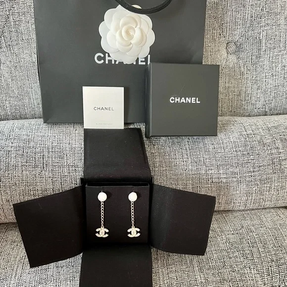 CHANEL CC Logo Dangling Gold Earrings w/Pearl & Crystals Fall 2020 - Picture 4 of 6